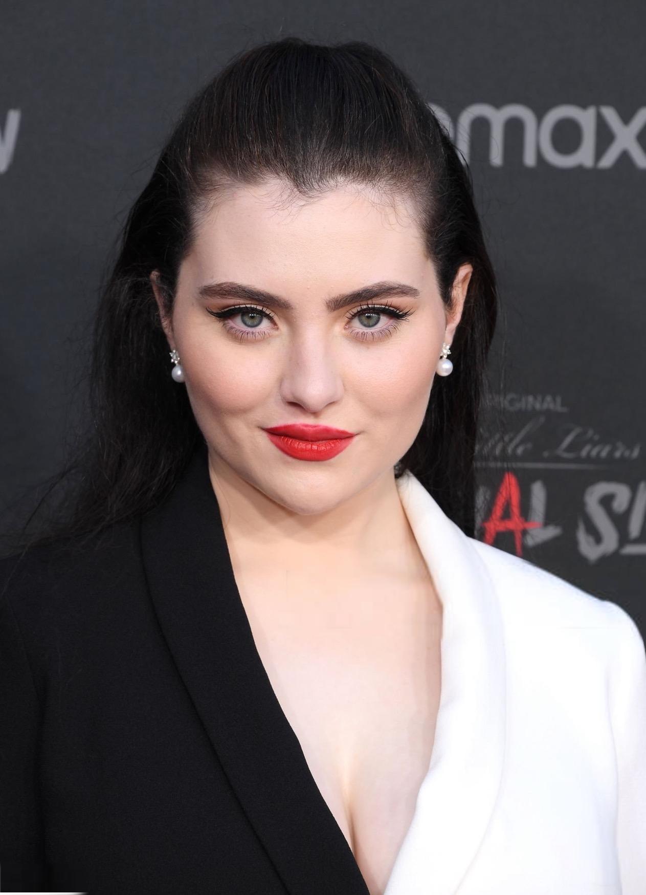 Lilla Crawford image