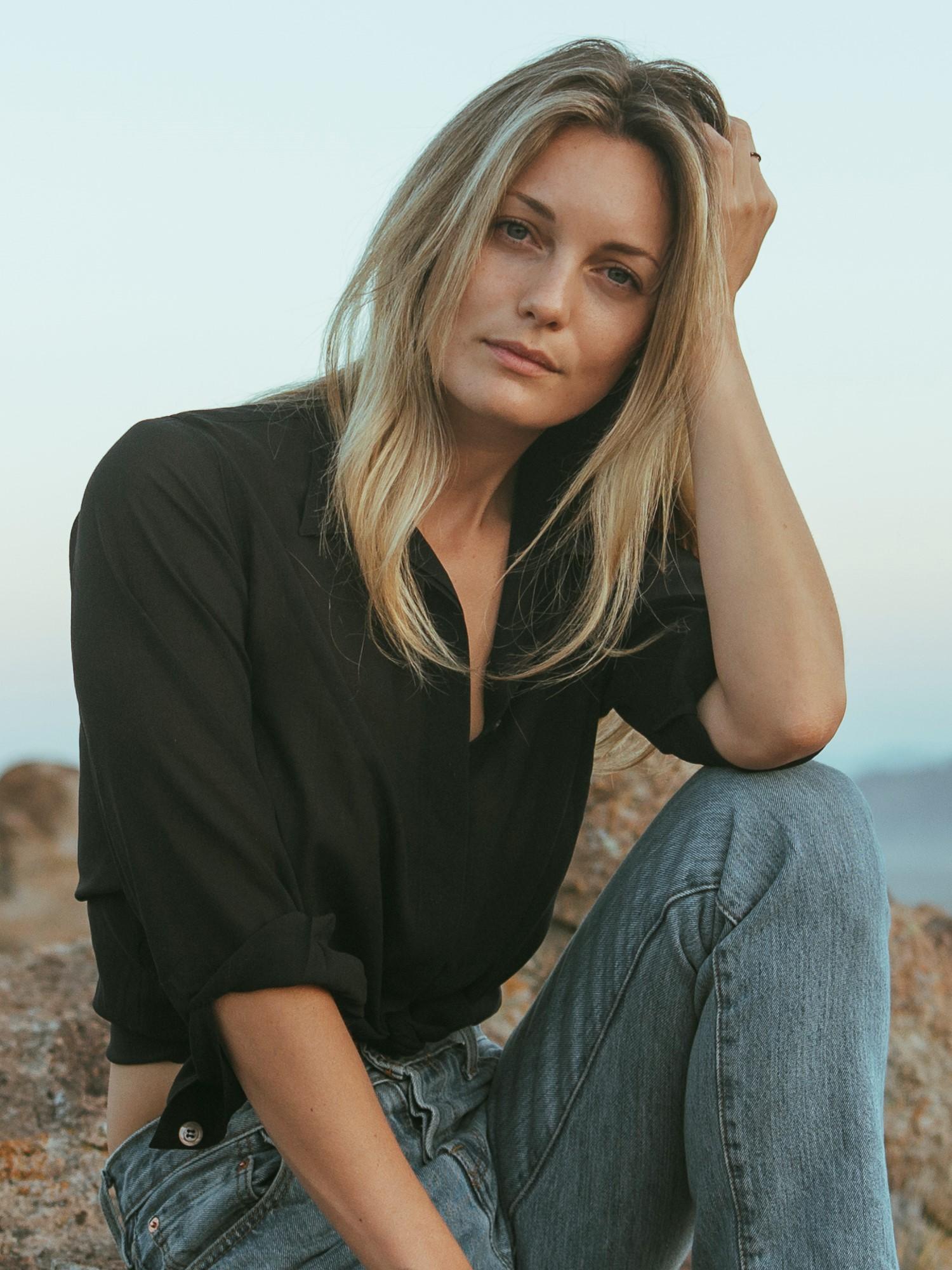 Leila George image
