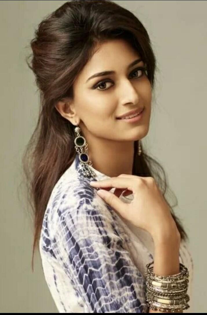 Erica Fernandes image