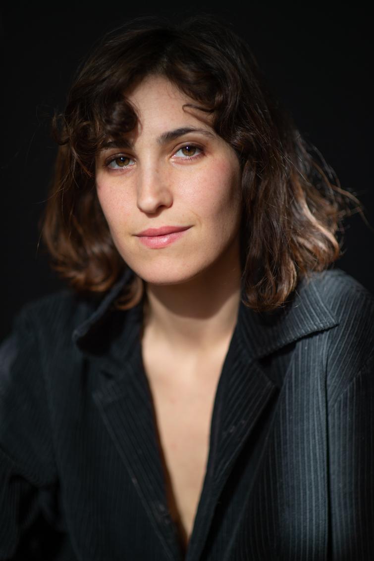 Carla Linares image