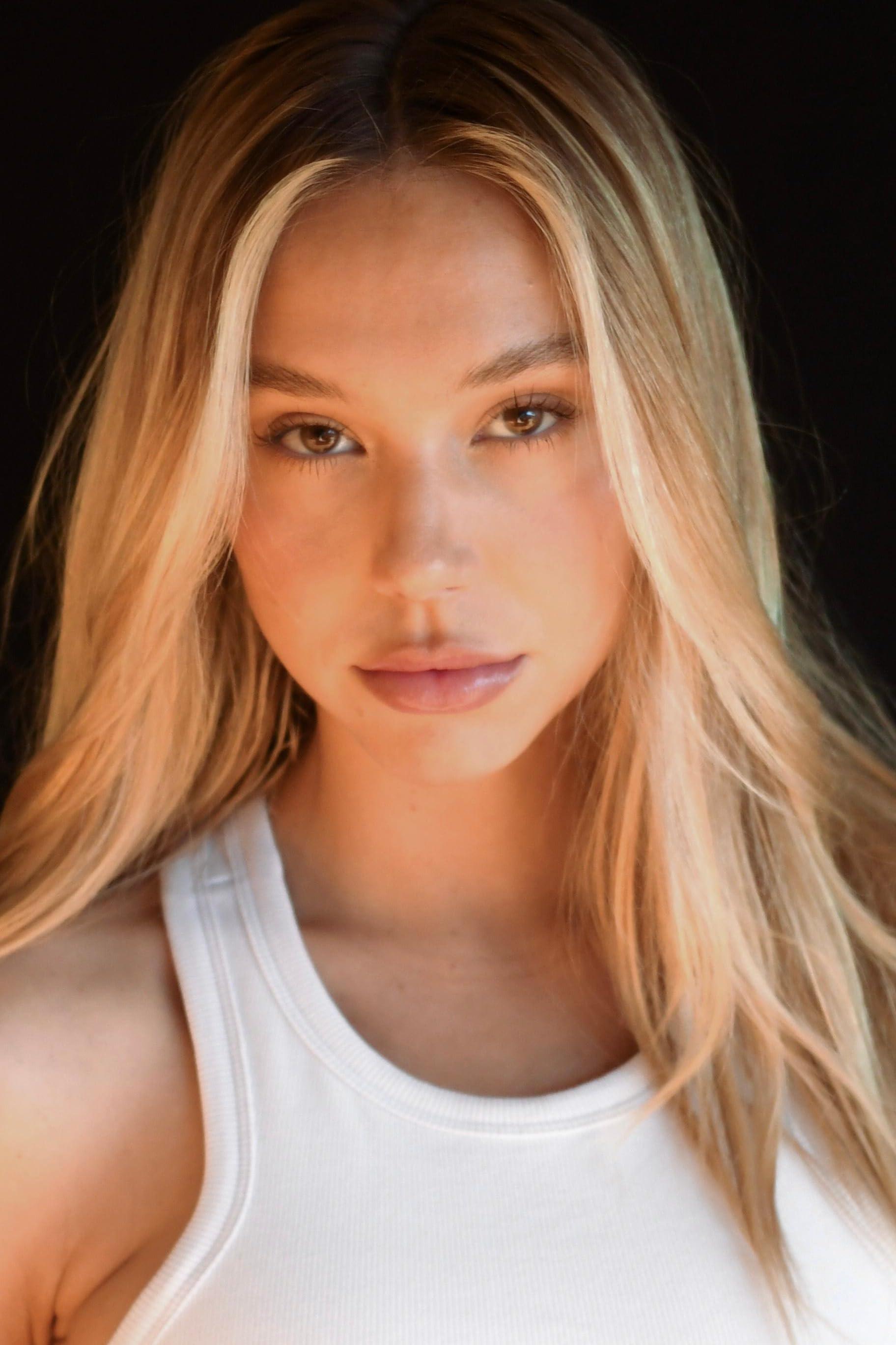 Alexis Ren image