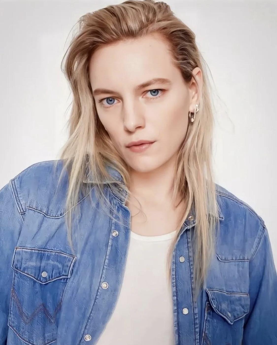 Erika Linder image