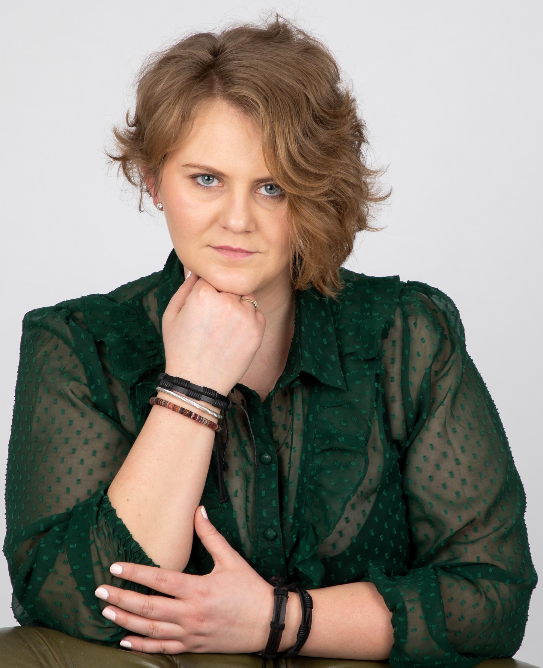 Laura Saxon image