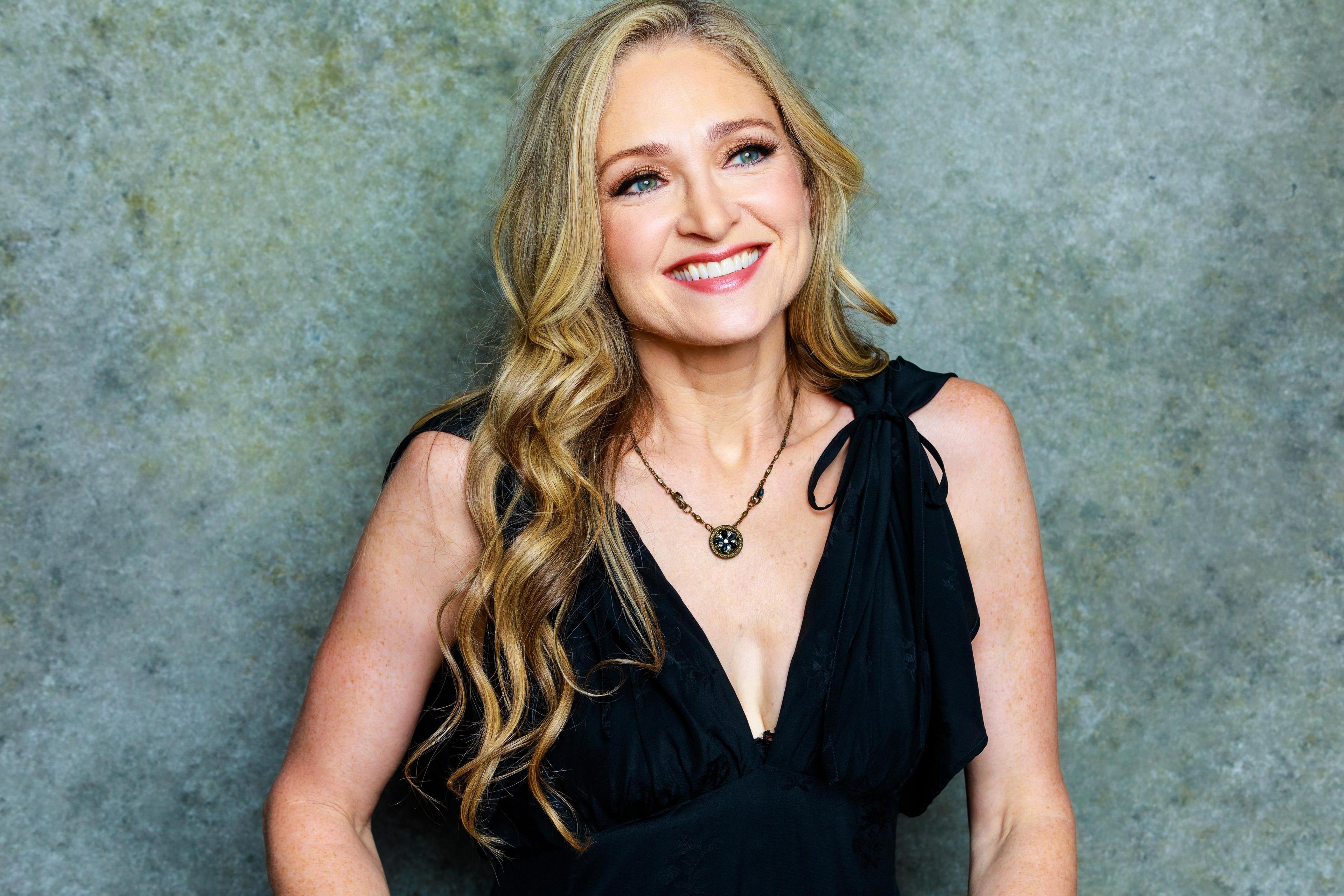Julie Nathanson image